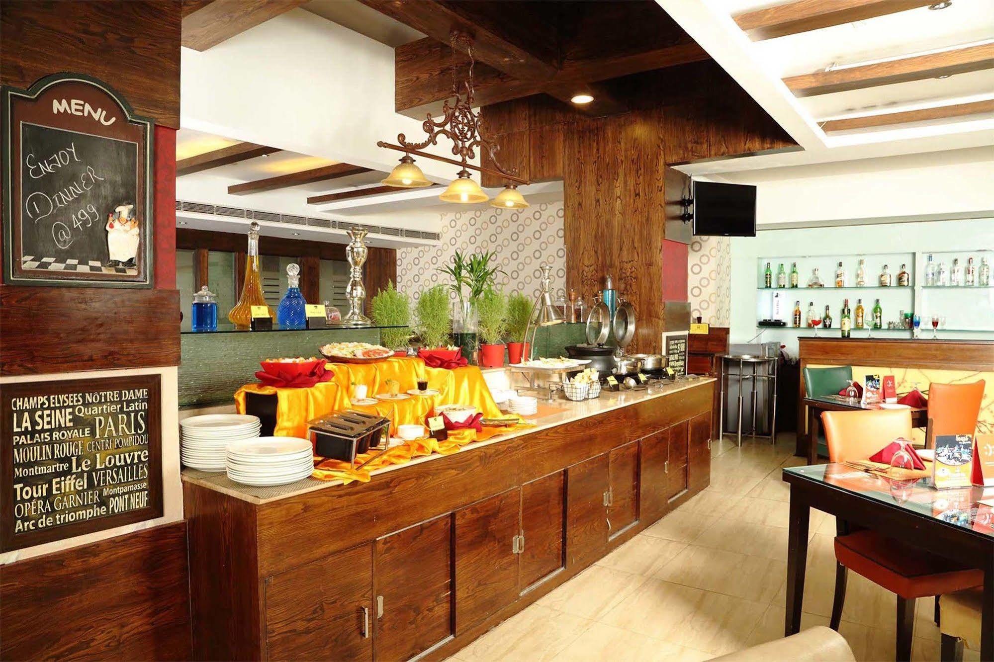 Hôtel Crossroads à Gurgaon Extérieur photo