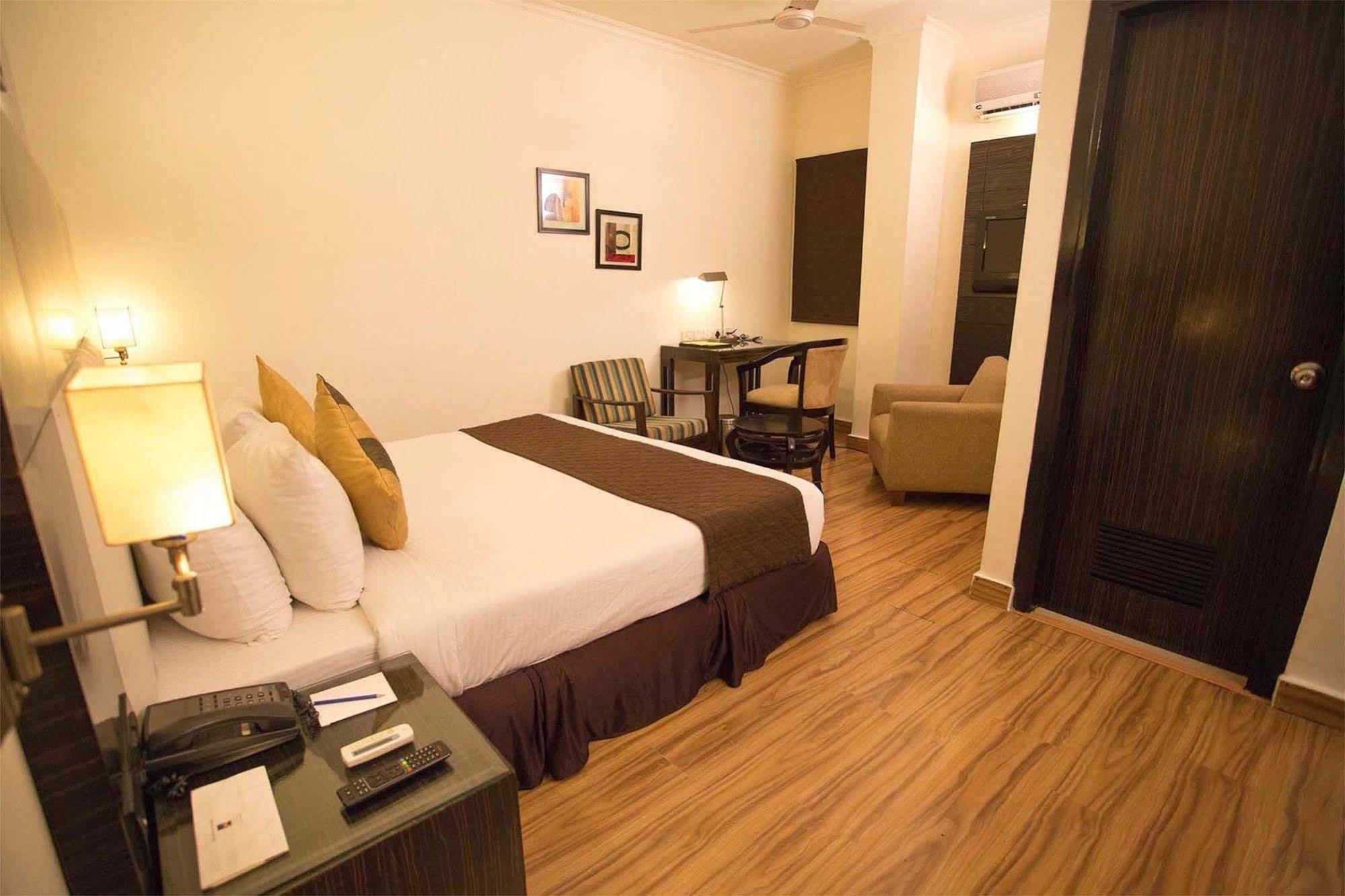 Hôtel Crossroads à Gurgaon Extérieur photo